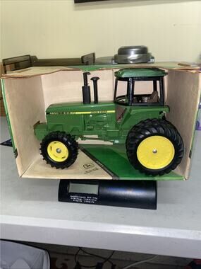ERTL JOHN DEERE MFWD ROW CROP TRACTOR 584DA
